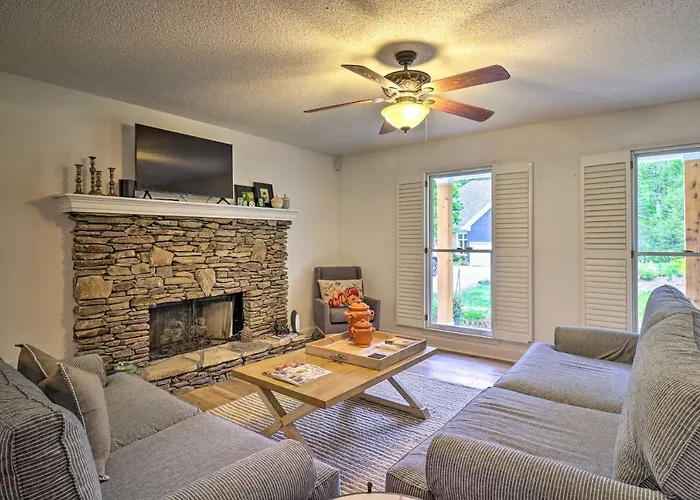 1 Mi To Downtown: Highlands Cottage W/ Sunroom