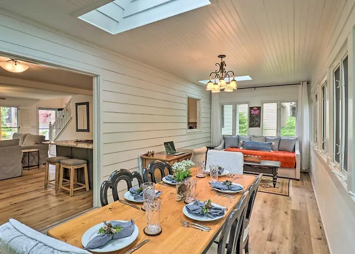 1 Mi To Downtown: Highlands Cottage W/ Sunroom