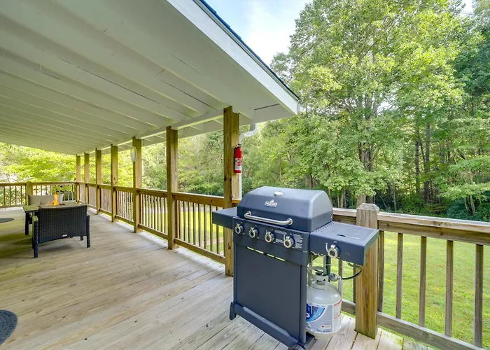 Fun Pet-Friendly Highlands Retreat W/ Fenced Yard!
