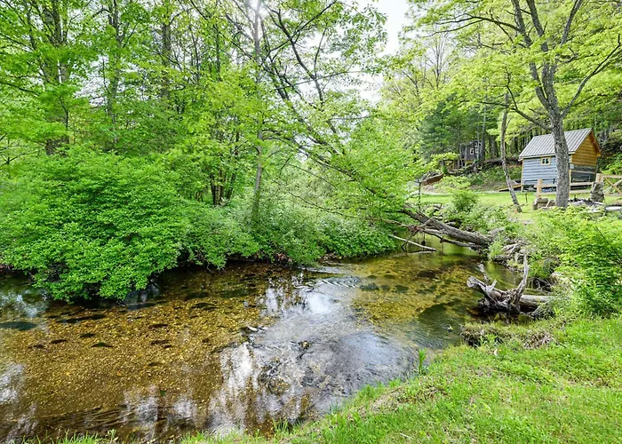 Creekside Cabin: Tubing, Trails & Highlands Charm!