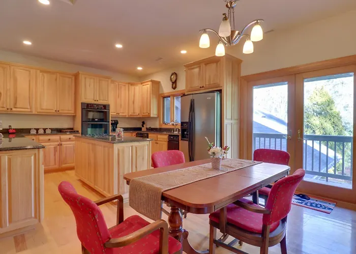 11 Mi To Ski Sapphire: 'Heaven South' Apt W/ Porch