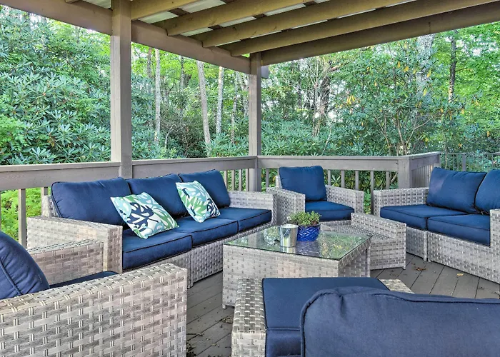 Highlands Home W/ Fireplace, Views, & Trails!