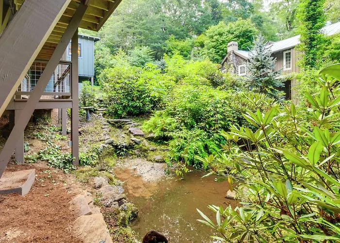 Tranquil Highlands Cottage W/ Fire Pit & Stream!