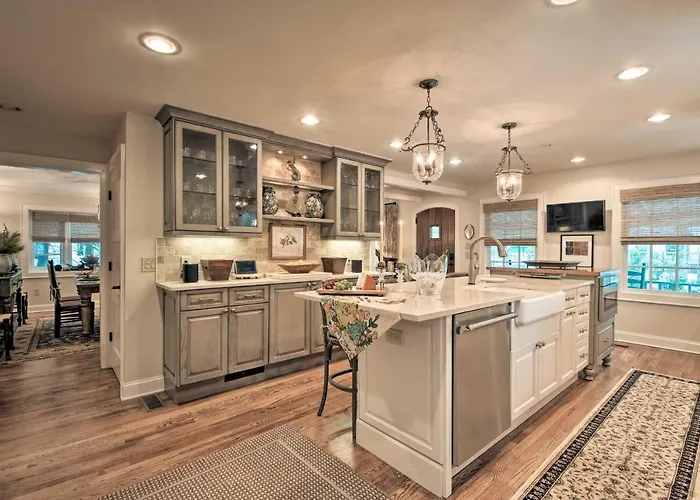 2 Living Areas + Fireplace: Mirror Lake Cottage!